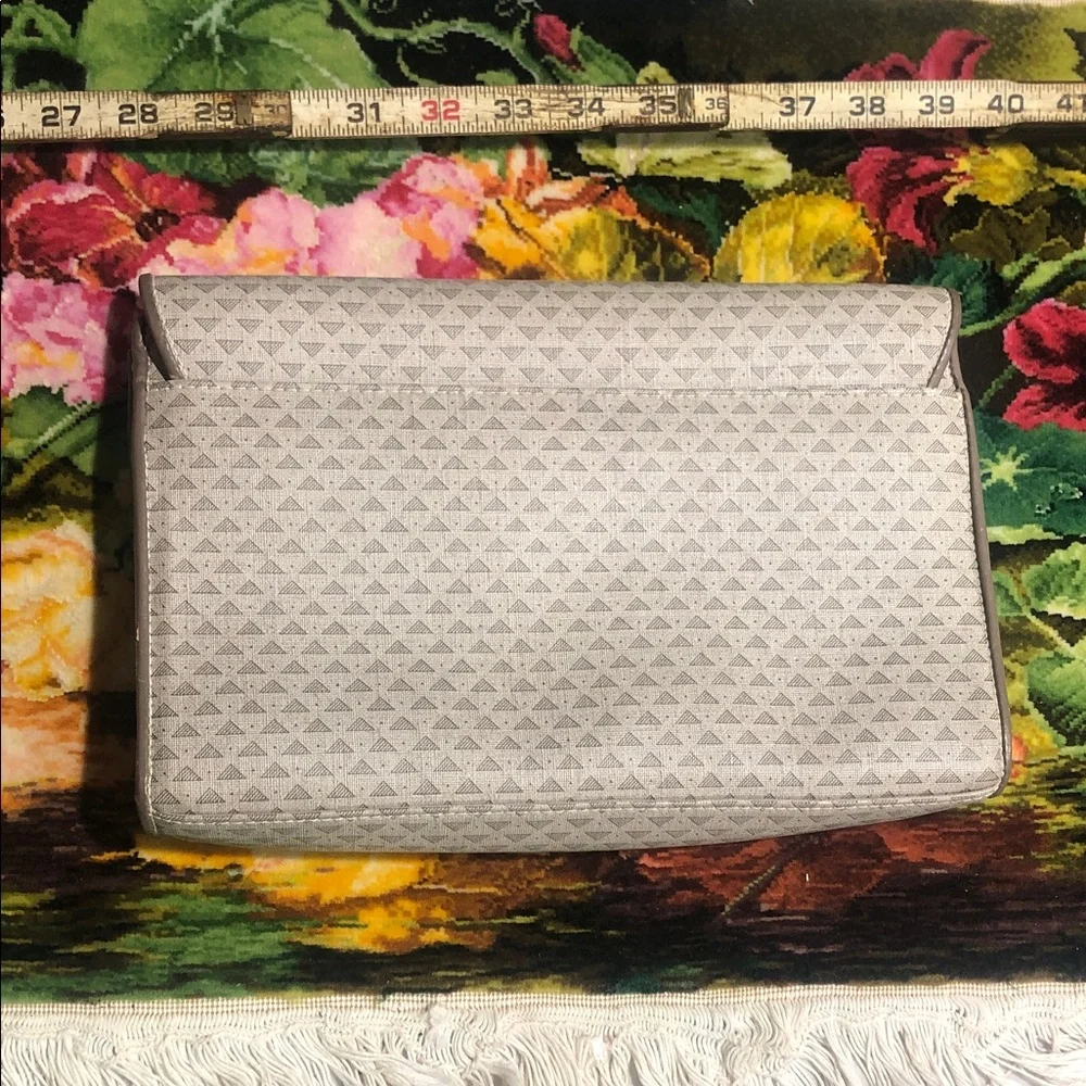 🦆Liz Claiborne Tan Accessory with Leather Trim🔺